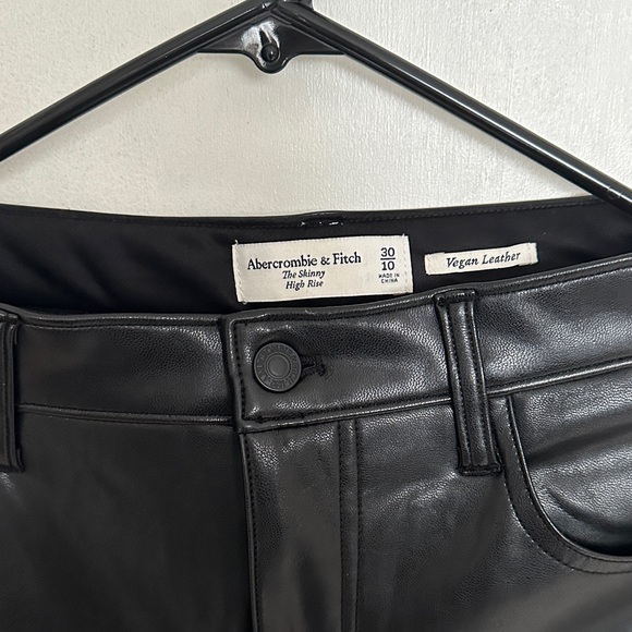 NWOT Abercrombie & Fitch The Skinny High Rise in Black Vegan Leather- Size 30/10 - Picture 2 of 3